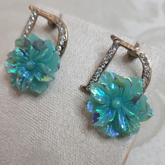 VINTAGE 90’S RHINESTONE LETTER D EARRINGS WITH IRIDESCENT FLORAL DESIGN PIERCED - Picture 7 of 9